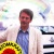 Nachgetragen
Blog von Joachim Guilliard
Jahrhundert-Raub: Die Beschlagnahme der Konten libyscher Staatsfonds durch die NATO-Staaten
Die Kolonialm�chte der �Willigen� haben die gewaltigen Auslandsinvestitionen des libyschen Staates beschlagnahmt. Dieses Geld, dass bei westlichen Banken eingefroren wurde, bedrohte das Monopol der Weltbank und des IMF indem es Entwicklungsprogramme in der Dritten Welt finanzierte. Dazu nachfolgender Artikel von Manlio Dinucci aus der italienischen Tageszeitung �Il Manifesto� vom 22. April 2011, �bersetzt von Bernd Duschner von Freundschaft mit Valjevo e.V.

Der Raub des Jahrhunderts: Die Beschlagnahme der Gelder der staatlichen libyschen Fonds durch die "Willigen"
Manlio Dinucci,
Il Manifesto, 22. April 2011

Das Ziel des Krieges in Libyen ist nicht nur das �l. Die Reserven des Landes (gesch�tzt auf 60 Milliarden Barrel) sind die gr��ten in Afrika und die Kosten f�r seine Gewinnung z�hlen zu den niedrigsten in der Welt. Es ist auch nicht allein das Erdgas. Die Reserven werden auf 1500 Milliarden Kubikmeter gesch�tzt. Im Visier haben die �Bereitwilligen� der Operation �United Protector� auch die staatlichen Fonds, die Gelder, die der libysche Staat im Ausland investiert hat.

Die staatlichen Fonds, die der �Libyan Investment Authority� (LIA) verwaltet, werden auf rund 70 Milliarden Dollar gesch�tzt. Sie betragen �ber 150 Milliarden Dollar, wenn die Auslandsinvestitionen der Zentralbank und anderer Organe mitgerechnet werden. Aber es k�nnten auch mehr sein. Wenn die staatlichen Fonds auch kleiner sind, als die von Saudi-Arabien und Kuweit, so kennzeichnet sie ein rasches Wachstum. Als die LIA 2006 errichtet wurde, verf�gte sie �ber 40 Milliarden Dollar. In kaum 5 Jahren hat sie in �ber 100 nordafrikanische, asiatische, europ�ische, nord- und s�damerikanische Gesellschaften investiert, in Holdings, Bank, Immobilgesellschaften, Industrien, �lgesellschaften und andere. In Italien gingen die gr��ten libyschen Investitionen in die Unicredit Bank (an ihr besitzen LIA und libysche Zentralbank 7,5%), Finmeccanica (2%) und ENI (1%). Diese und weitere Investitionen (darunter 7,5% am Fu�ballclub Juventus Turin) haben nicht so sehr �konomische (insgesamt etwa 4 Milliarden Euro), sondern politische Bedeutung.

Nachdem Washington Libyen von der Proskriptionsliste der �Schurkenstaaten� gestrichen hatte, versuchte das Land f�r sich einen Man�vrierraum auf internationaler Ebene zu gewinnen. Dazu setzte es auf �Diplomatie mittels seiner staatlichen Fonds�. Seit 2004 die USA und die EU das Embargo aufgehoben hatten und die gro�en Erd�lgesellschaften zur�ckgekehrt waren, konnte Tripolis �ber einen Handelsbilanz�berschuss von rund 30 Milliarden Dollar pro Jahr verf�gen, die es zu einem gro�en Teil f�r Investitionen im Ausland verwandte.

Die Verwaltung der staatlichen Fonds hat jedoch einen neuen Mechanismus von Macht und Korruption in den H�nden von Ministern und hohen Funktion�ren geschaffen, der wahrscheinlich teilweise auch der Kontrolle von Gaddafi selbst entglitten ist. Das wird dadurch best�tigt, dass er 2009 vorgeschlagen hat, die 30 Milliarden Einnahmen aus dem �lgesch�ft sollten �direkt an das libysche Volk gehen�. Der Bruch innerhalb der libyschen Regierung wurde dadurch versch�rft.

Die herrschenden Kreise in den USA und Europa haben an diesem Bruch angesetzt und sich - bevor sie milit�risch Libyen angegriffen haben, um seine reichen Energievorkommen in die Hand zu bekommen � der Mittel der staatlichen Fonds bem�chtigt. Der Vertreter des �Libyan Investment Authority� Mohamed Layas hat ihnen dabei geholfen. Wie ein Telegramm enth�llt, das dank Wikileaks durchgesickert ist, hat Layas am 20. Januar den US -Botschafter
In Tripolis dar�ber informiert, dass die LIA 32 Milliarden Dollar bei US Banken deponiert hatte.

F�nf Wochen sp�ter, am 28. Februar, hat das US Schatzministerium die Gelder �eingefroren�. Nach offiziellen Erkl�rungen ist es die gr��te Geldsumme, die jemals in den USA blockiert wurde. Washington h�lt sie fest auf einem �Konto f�r die Zukunft Libyens�. In Wirklichkeit werden die Gelder als Kapitalspritze f�r die immer h�her verschuldete Wirtschaft der USA dienen. Wenige Tage sp�ter hat die EU rund 45 Milliarden EUR libyscher Fonds eingefroren.

Die Beschlagnahme der staatlichen libyschen Fonds wird eine besonders starke Auswirkung auf Afrika haben. Hier hat die Libysch-Arabisch-Afrikanische Investment Gesellschaft in �ber 25 L�nder, davon in 22 subsaharische L�nder investiert und geplant, diese Investitionen in den n�chsten 5 Jahren insbesondere in den Sektoren Bergbau, verarbeitende Industrie, Tourismus und Telekommunikation zu erh�hen.
Die libyschen Investitionen waren entscheidend f�r die Realisierung des ersten Telekommunikationssatelliten der Rascom (Regional African Satellite Communication Organization). Er trat im August 2010 in den Orbit ein und erm�glicht es den Afrikanischen L�ndern, sich schrittweise von den amerikanischen und europ�ischen Satellitensystemen unabh�ngig zu machen und dabei j�hrlich Hunderte von Millionen Dollar einzusparen.

Noch wichtiger waren die libyschen Investitionen f�r die Schaffung von drei Finanzinstituten, mit der die Afrikanischen Union begonnen hat: dem Afrikanische Investmentbank mit Sitz in Tripolis, dem Afrikanische W�hrungsfonds mit Sitz in Yaounde (Kamerun) und der Afrikanischen Zentralbank mit Sitz in Abuja (Nigeria). Die Entwicklung dieser Institute w�rde es den afrikanischen L�ndern erm�glichen, sich der Kontrolle von Weltbank und Weltw�hrungsfonds, Instrumenten der neokolonialen Herrschaft, zu entziehen.
Sie w�rde das Ende des franz�sischen CFA Franc bedeuten, einer W�hrung, deren Nutzung 14 ehemalige franz�sische Kolonien gezwungen sind.

Das Einfrieren der libyschen Fonds versetzt dem ganzen Projekt einen schweren Schlag. Die Waffen, die die �Bereitwilligen� einsetzen, sind nicht nur diejenigen der Operation �United Protector�.

�bersetzt aus dem Italienischen von Bernd Duschner