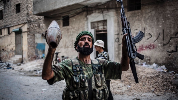 Kmpfer der syrischen Rebellen mit Waffe